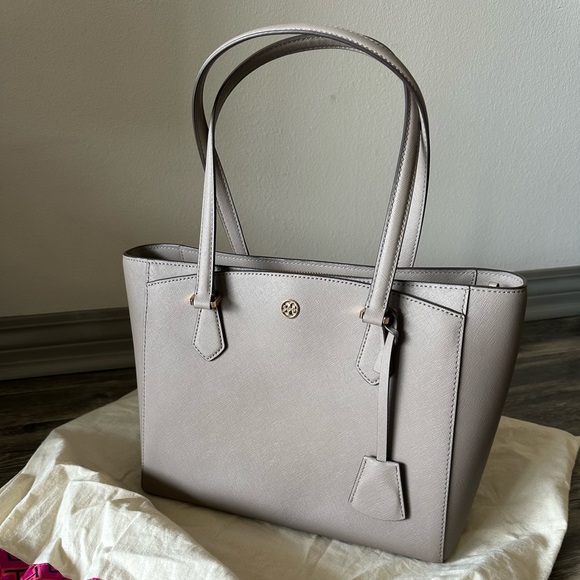 Tory Burch Handbags - Tory Burch Robinson Tote